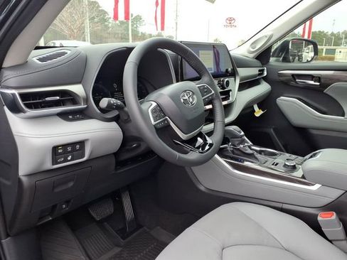 New 2026 Toyota Highlander Limited image 13