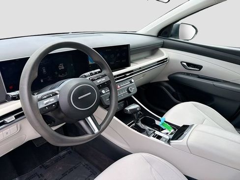 Certified 2025 Hyundai Tucson SE FWD image 9