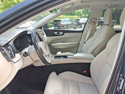 Used 2022 Volvo XC60 B5 Inscription w/ Advanced Package FWD image 11