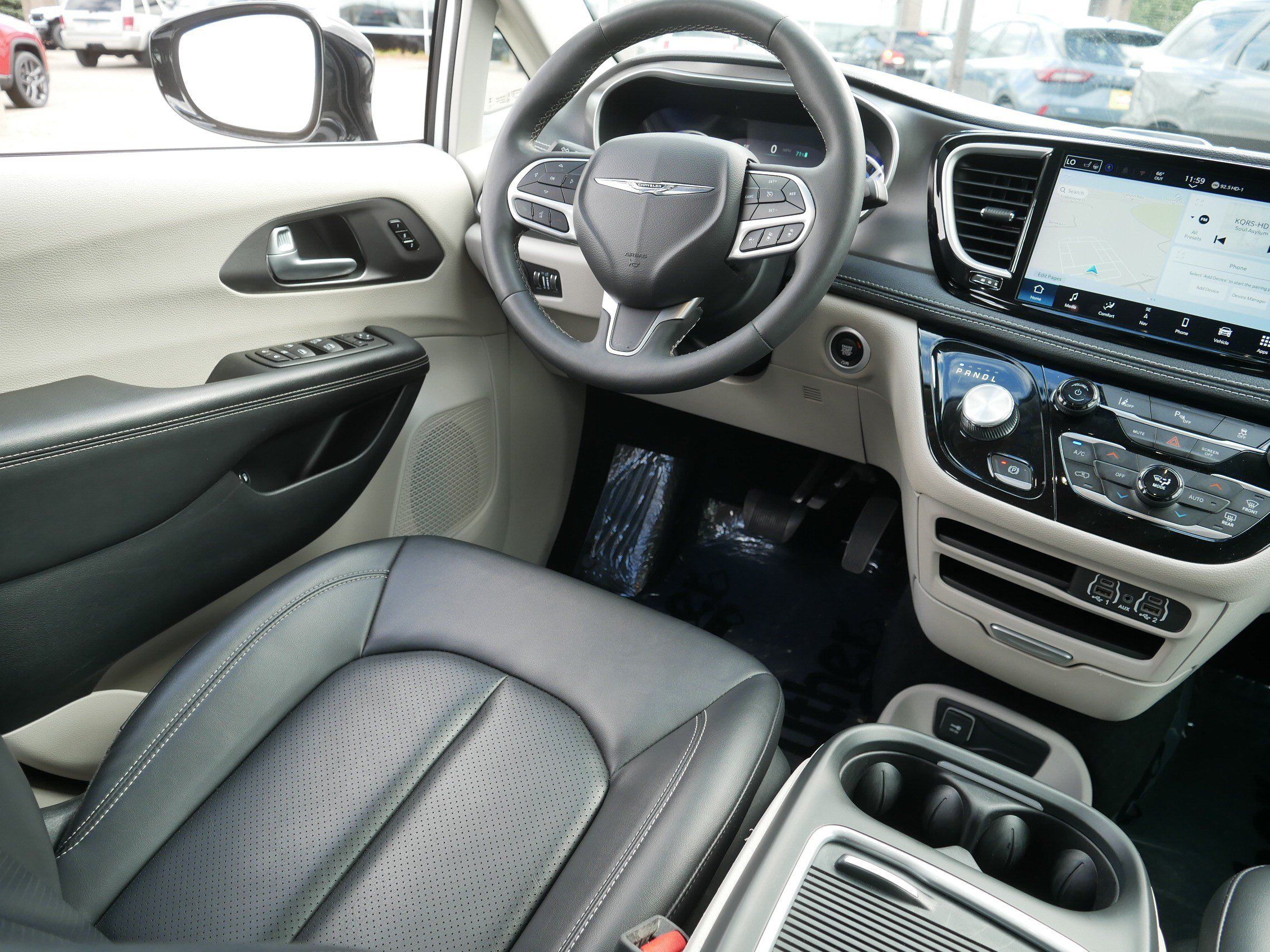 Used 2024 Chrysler Pacifica Limited FWD image 9