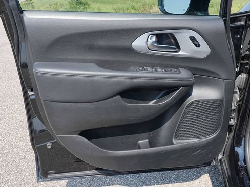 Used 2025 Chrysler Pacifica Limited FWD image 25