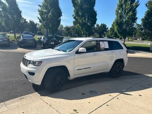 Used 2018 Jeep Grand Cherokee Altitude AWD/4WD image 3