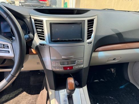 Used 2014 Subaru Outback 2.5i Limited w/ Moonroof Package AWD/4WD image 14