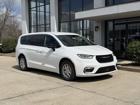 New 2026 Chrysler Pacifica Select image 2