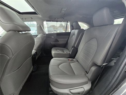 Used 2022 Toyota Highlander XLE image 8
