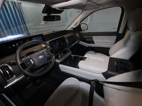 New 2027 Ford Expedition Max Platinum AWD/4WD image 2