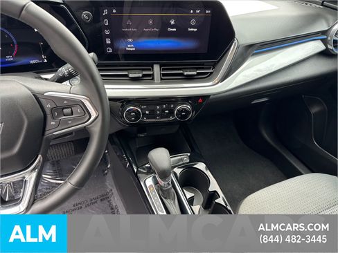 Used 2025 Chevrolet Trax LT w/ LT Convenience Package image 32