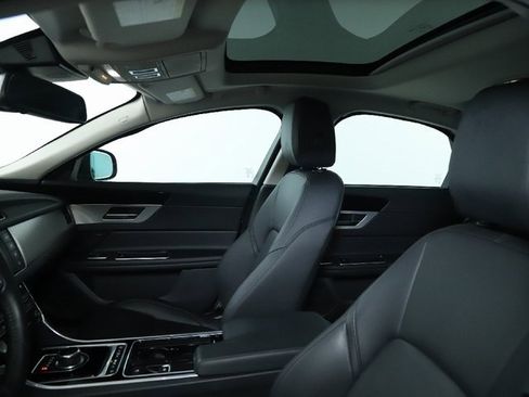 Used 2018 Jaguar XF Premium image 18