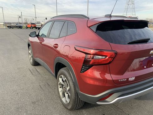 Used 2025 Chevrolet Trax LT w/ LT Convenience Package image 16