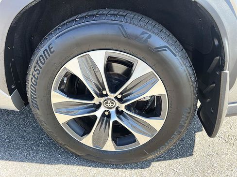 Used 2024 Toyota Highlander XLE FWD image 10