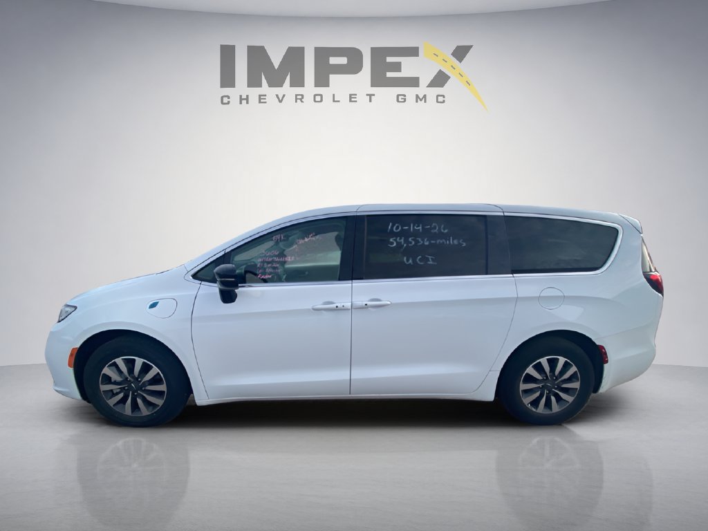 Used 2024 Chrysler Pacifica Limited FWD image 2