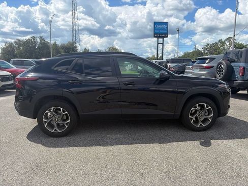 Used 2025 Chevrolet Trax LT FWD image 8