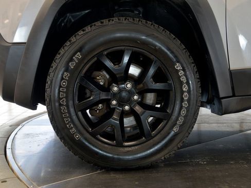 Used 2016 Jeep Cherokee Trailhawk w/ Cold Weather Group image 10