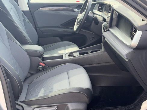 Used 2026 Volkswagen Tiguan SE w/ Panoramic Sunroof Package AWD/4WD image 19