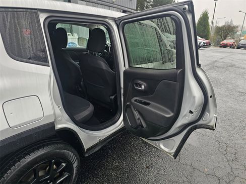 Used 2019 Jeep Renegade Altitude w/ Quick Order Package 2XM image 12