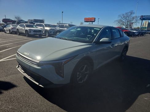 Used 2025 Kia K4 LXS FWD image 1
