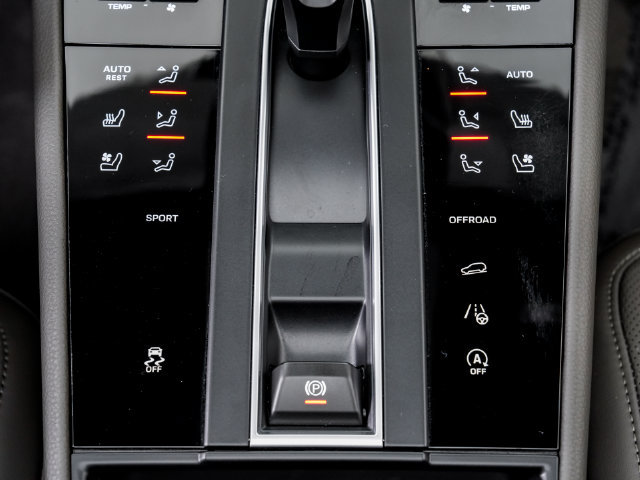 Certified 2026 Porsche Macan AWD/4WD image 18