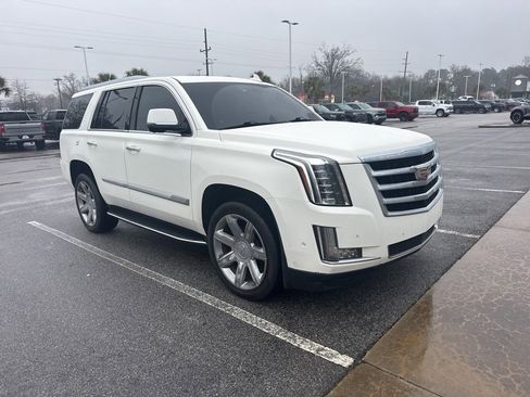 Used 2018 Cadillac Escalade Luxury image 3