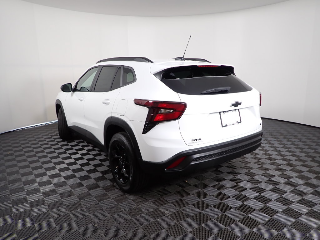 New 2026 Chevrolet Trax LT w/ Midnight Edition FWD image 12