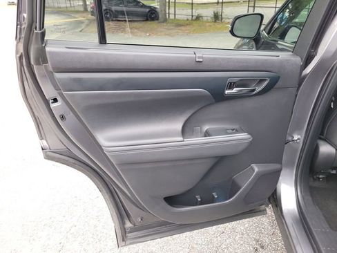 Used 2024 Toyota Highlander XLE FWD image 30