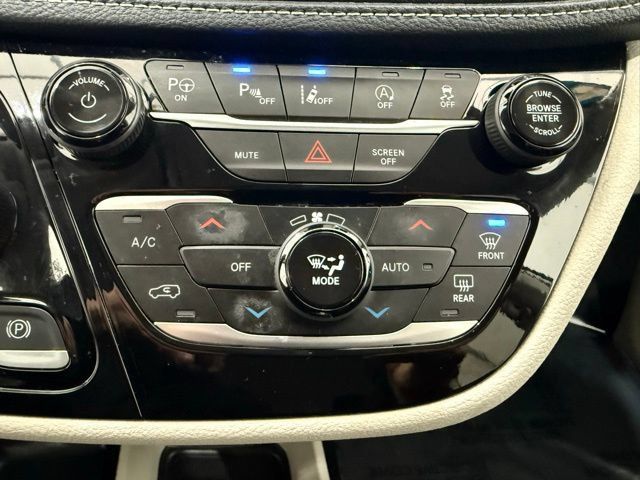 Used 2024 Chrysler Pacifica Touring-L AWD/4WD image 40