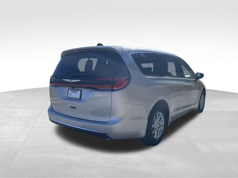 New 2026 Chrysler Pacifica Select image 5