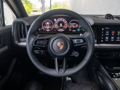 Used 2025 Porsche Cayenne image 6