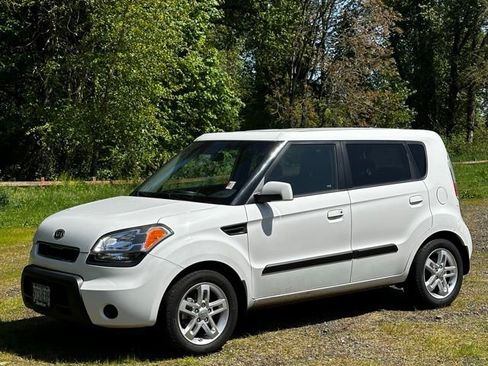 Used 2010 Kia Soul + FWD image 4