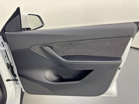 Used 2021 Tesla Model Y Long Range image 43