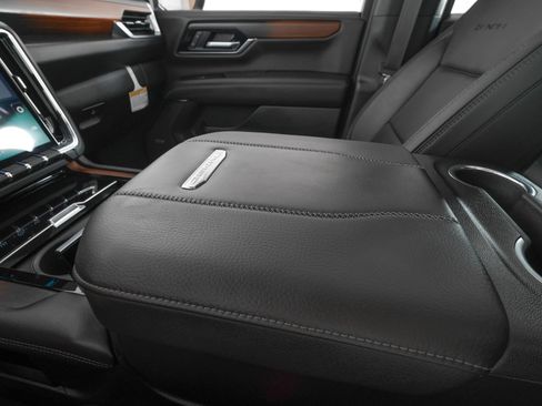 Used 2026 GMC Yukon Denali w/ Sun & Power Step Package AWD/4WD image 31