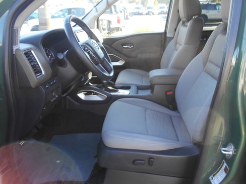 Used 2022 Nissan Frontier SV image 2
