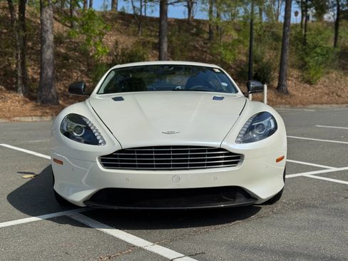 Used 2015 Aston Martin DB9 Coupe image 2