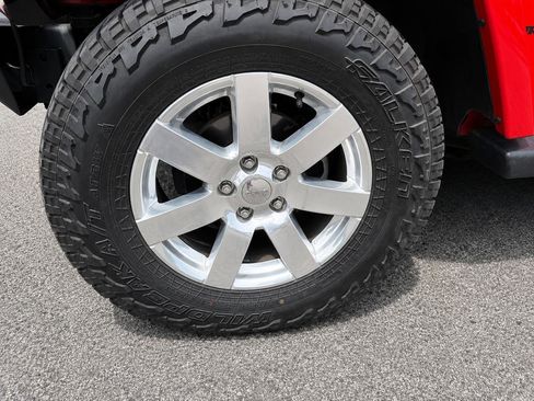 Used 2017 Jeep Wrangler Sahara w/ Connectivity Group AWD/4WD image 2