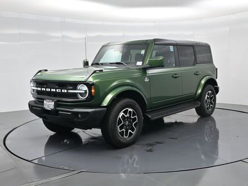 Used 2025 Ford Bronco Outer Banks image 2