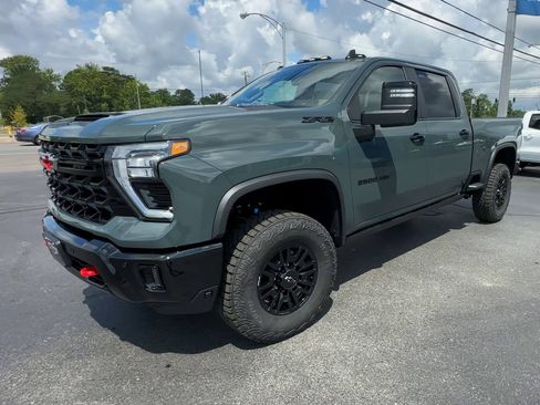 Used 2025 Chevrolet Silverado 2500 ZR2 w/ Technology Package AWD/4WD image 4