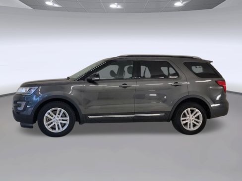 Used 2017 Ford Explorer XLT w/ Equipment Group 202A FWD image 2