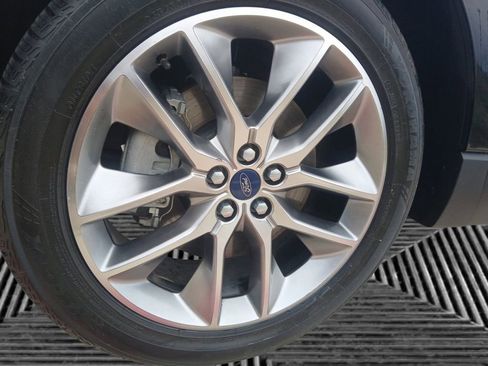 Used 2018 Ford Edge Titanium w/ Equipment Group 302A image 9