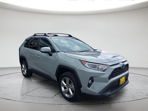 Used 2021 Toyota RAV4 XLE Premium AWD/4WD image 3