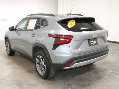 Used 2025 Chevrolet Trax LT FWD image 7