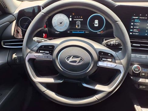Certified 2025 Hyundai Elantra Limited FWD image 18