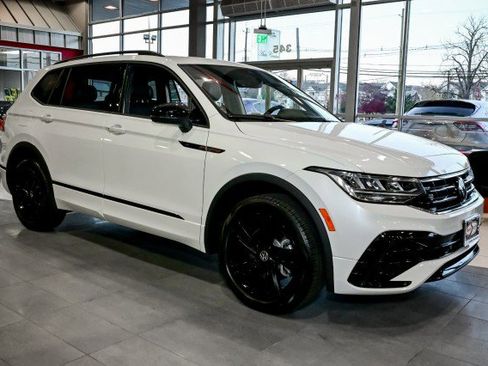 Used 2024 Volkswagen Tiguan SE R-Line image 3