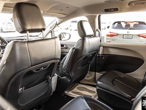 Used 2023 Chrysler Pacifica Touring-L FWD image 26