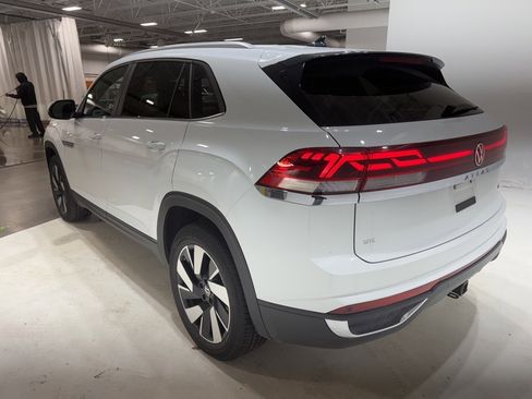 Used 2025 Volkswagen Atlas Cross Sport SE image 5
