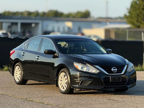 Used 2017 Nissan Altima 2.5 S w/ Power Driver Seat Package FWD image 1