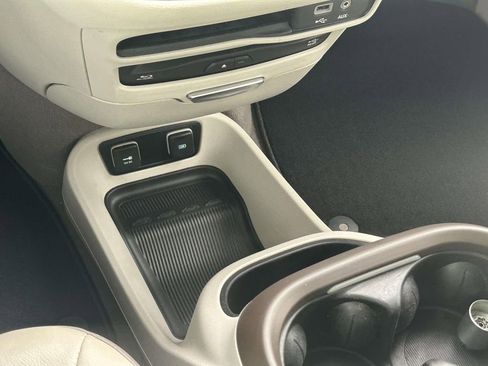 Used 2018 Chrysler Pacifica Touring-L Plus FWD image 29