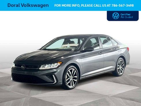 Used 2025 Volkswagen Jetta SE image 4