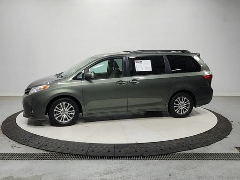 Used 2020 Toyota Sienna XLE Premium FWD image 5