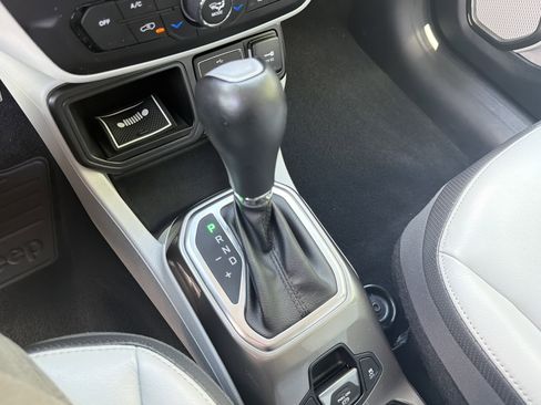 Used 2018 Jeep Renegade Limited FWD image 41