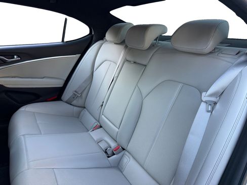 Used 2025 Genesis G70 2.5T image 13