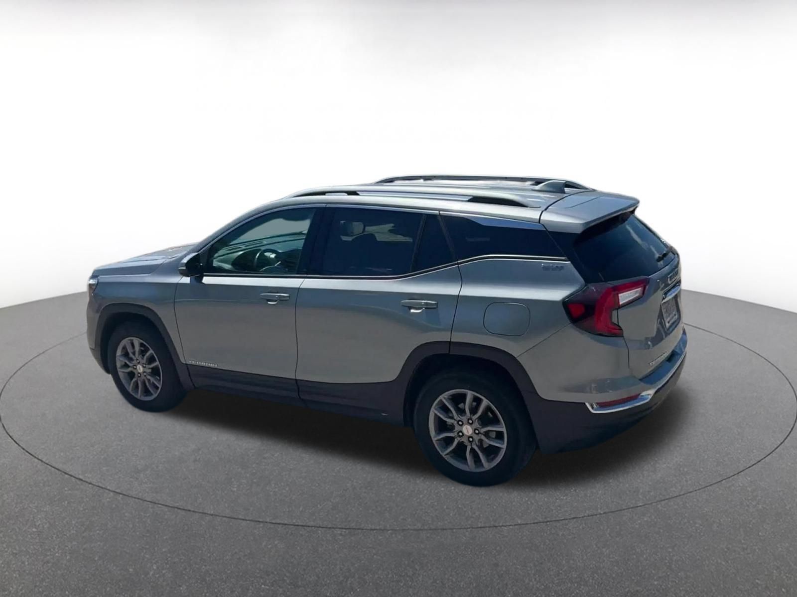 Used 2024 GMC Terrain SLT AWD/4WD image 9